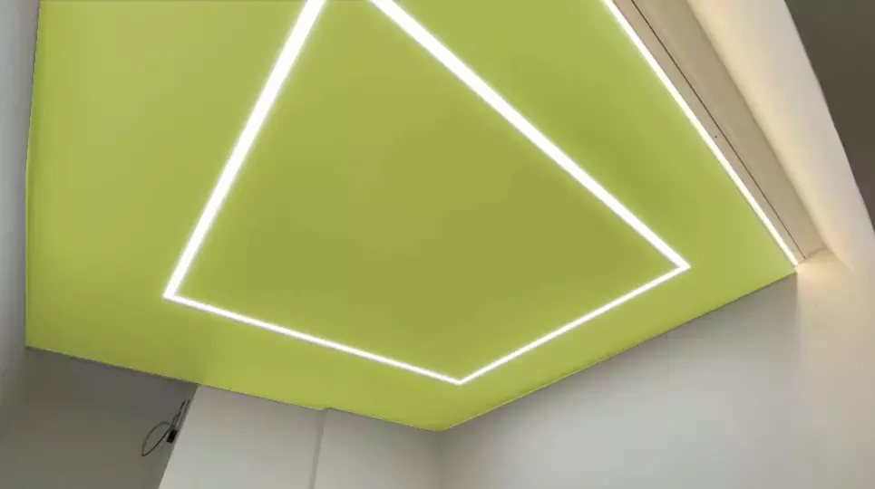 Желтый натяжной потолок со световой линией — Псков, Рижский проспект, 15, фото 2