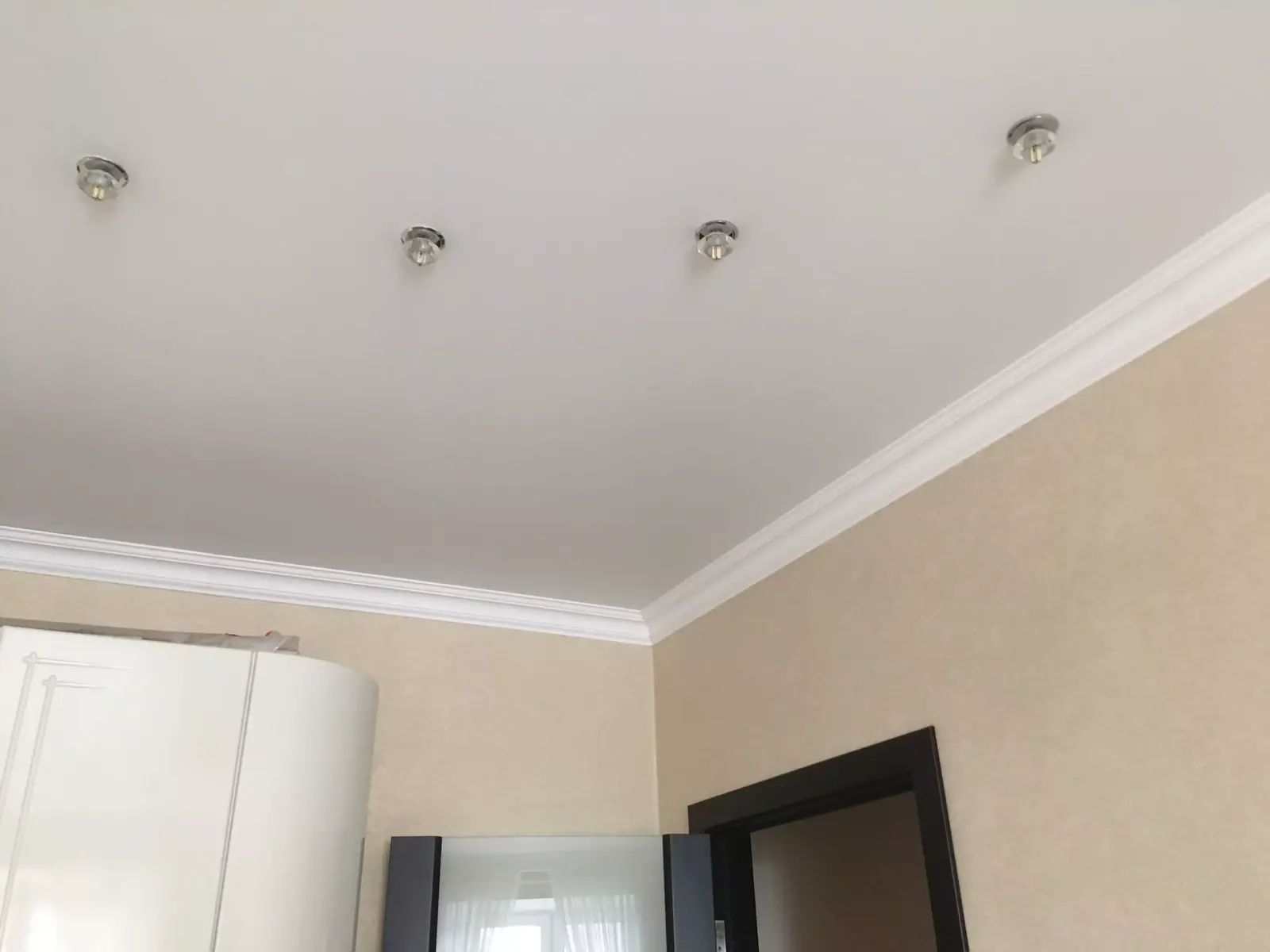 Матовый натяжной потолок в квартиру — Псков, Льва Толстого, 3, фото 1